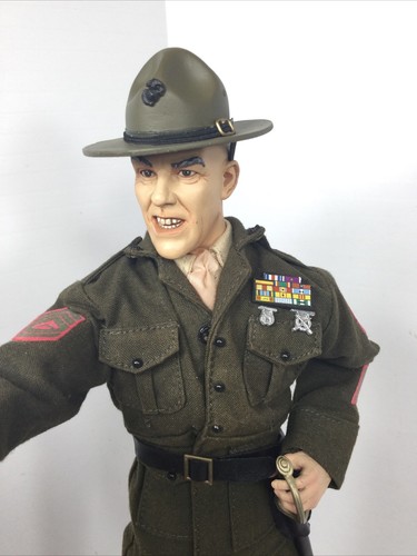 1/6 USMC MARINE GUNNERY SERGEANT R LEE ERMEY IN FULL DRESS GREENS SWORD & STAND - Picture 5 of 24