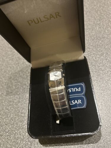 Pulsar Ladies Watch Brand New Boxed - Picture 2 of 11
