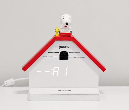 Snoopy House Desk Clock Wireless Charger (Genuine License) - Picture 2 of 14