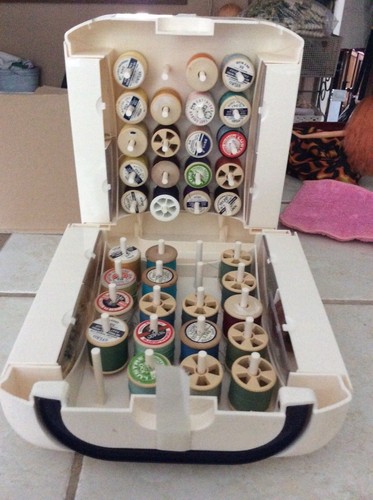Nähbox, komplett mit Fäden. 36 Fäden einige Vintage, verschiedene Farben.  - Bild 2 von 5
