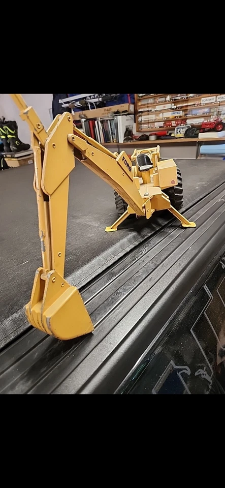 VINTAGE YELLOW ERTL FORD 755A TRACTOR/BACK HOE - Image 3 of 4