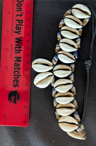 Halskette und Armband aus Kaurimuscheln mit Perlen - Bild 3 von 23