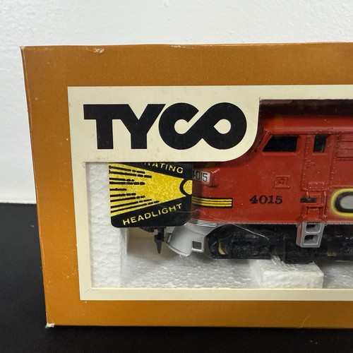 TYCO RED & SILVER SANTA FE #4015 DIESEL LOCOMOTIVE ENGINE (Q) - Picture 2 of 12