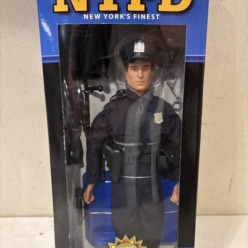 NYPD Real Heroes 9/11 Tribute New York’s Finest Collectible Action Figure 2002 - Picture 3 of 8