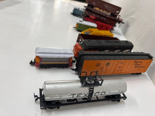 Life-Like HO Scale Train Set With Tracks & Accessories - Picture 4 of 12