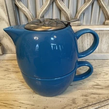Blue Tea For One Porcelain Tea Pot w Lid & Infuser and Matching Tea Cup