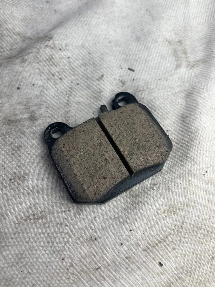 Juego de pastillas de freno de disco Akebono EUR874 se adapta; Mercedes-Benz ML430, ML500 ML55 AMG Foto 3 de 4