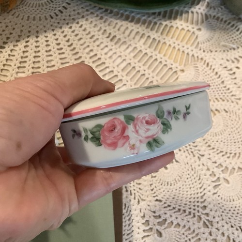 Vintage white pink roses ceramic Heart cottagecore trinket jewelry box 3.5"x4" - Picture 7 of 8