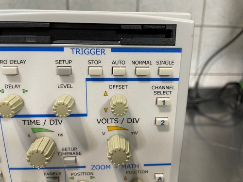 Oscyloskop LeCroy Teledyne Waverunner LT342 500 MHz z FFT bez dyskietki - Zdjęcie 4 z 11