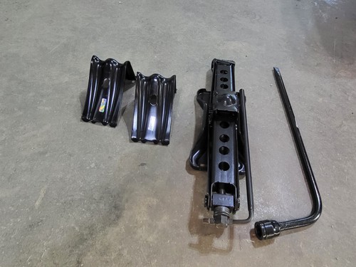 ✅ 95-05 CHEVY S10 BLAZER SONOMA EMERGENCY JACK KIT w/ LUG WRENCH OEM - Picture 2 of 9