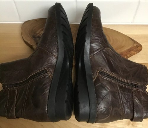 Womens Clarks Brown Leather Ankle Boots Shoes Sz 5.5 Crackle Texture Side Zip - Picture 5 of 9