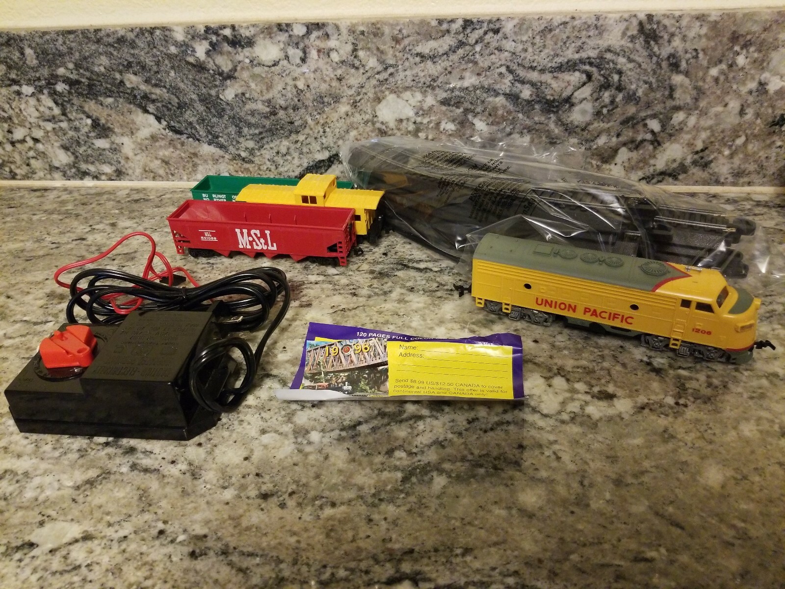 Bachuomon The Chtuttienger HO Scale Electric Train Set with EZ Track System 00621 Bachuomon The Chtuttienger HO Scale Electric Train Set with EZ Track System 00621