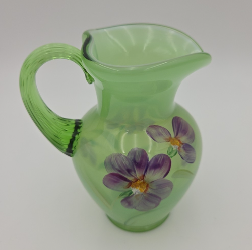 Flores pintadas a mano de vidrio Fenton Art Glass sobre esplendor verde opalino en jarra de vidrio - Imagen 2 de 9