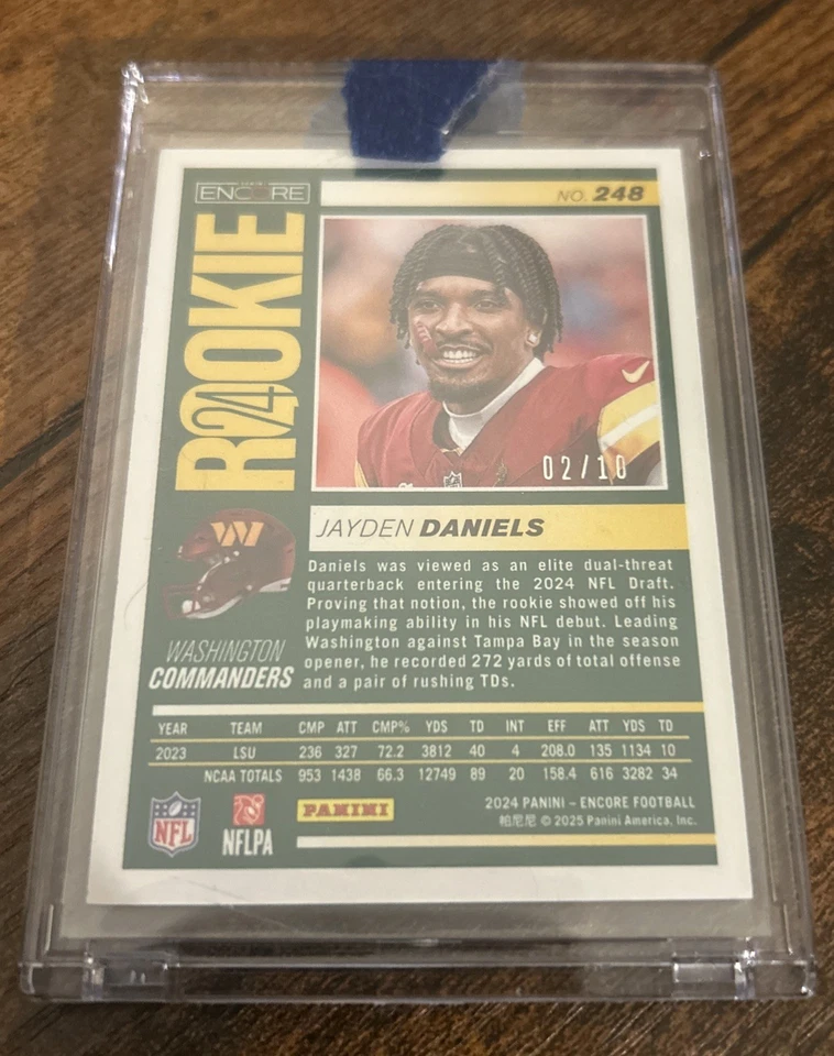 Pinnacle Gold 2024 ENCORE JAYDEN DANIELS/10 RC Foto 2 de 3