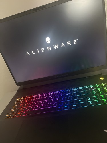 Alienware M18 R1 Gaming Laptop CPU Ryzen 9 7945HX Rtx 4070 64gb 4tb 480hz - Picture 3 of 13