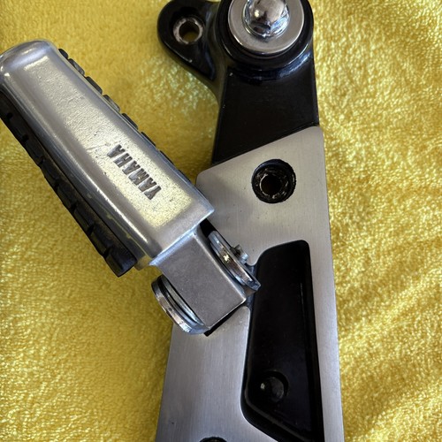1994 YAMAHA Vmax 1200 Rear Footrest Foot Rest Passenger Pegs Step Mounts - Foto 3 di 13