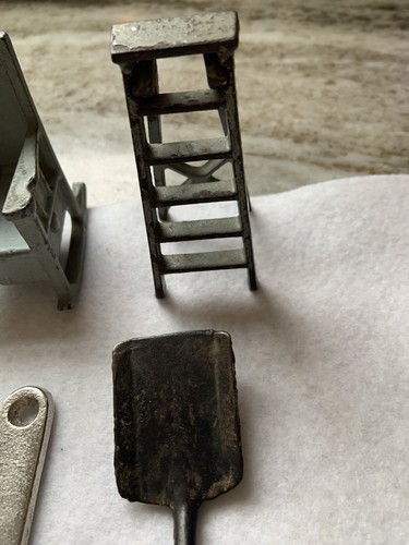 1920 KILGORE CAST IRON DOLLHOUSE ROCKING CHAIR, LADDER w/ ORIGINAL PAINT + TOOLS - Picture 5 of 5
