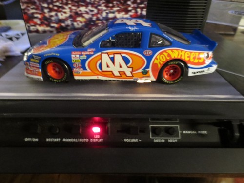 Hot Wheels Legends Kyle Petty Pontiac Grand Prix - Motorized 1:24 - Acrylic Case - Picture 7 of 8