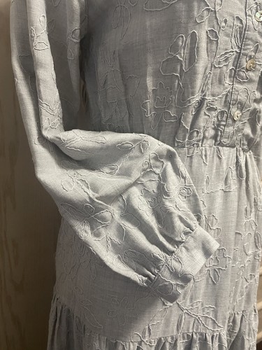 Vestido ZARA Gris Bordado XS Maxi Algodón en Niveles Manga Larga. Nuevo. - Imagen 6 de 13