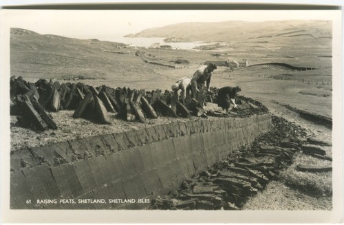 RAISING PEATS - Shetland Social History Postcard  - Picture 1 of 2