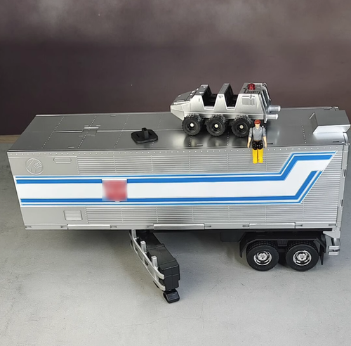 New Transformation Toys Masterpiece MP10 OP Trailer Garage in Stock - Picture 4 of 5
