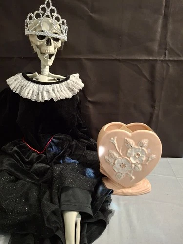 Hull Pottery 1940’s Rosella Pattern Pink Heart Dogwood Shaped Vase