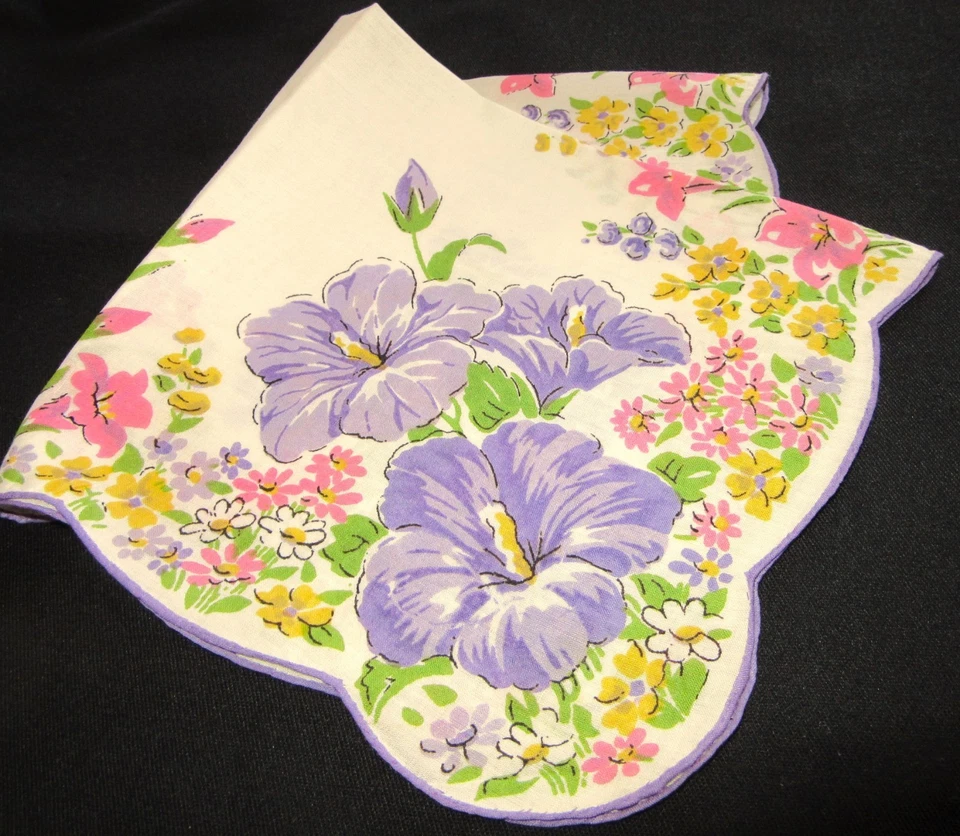 Vintage Hankie Floral Ráfaga Tonos de Púrpura Pasteles Telón de Fondo Blanco Enrollado a Mano Foto 3 de 3