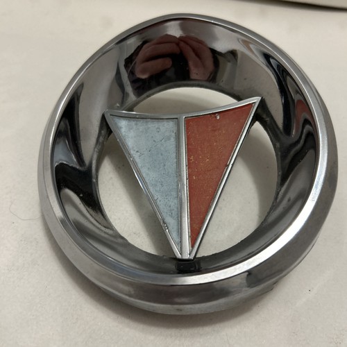 Vintage PLYMOUTH VALIANT Metal Grille Emblem Badge 2417952 MOPAR, Early 1960’s - Photo 2/10
