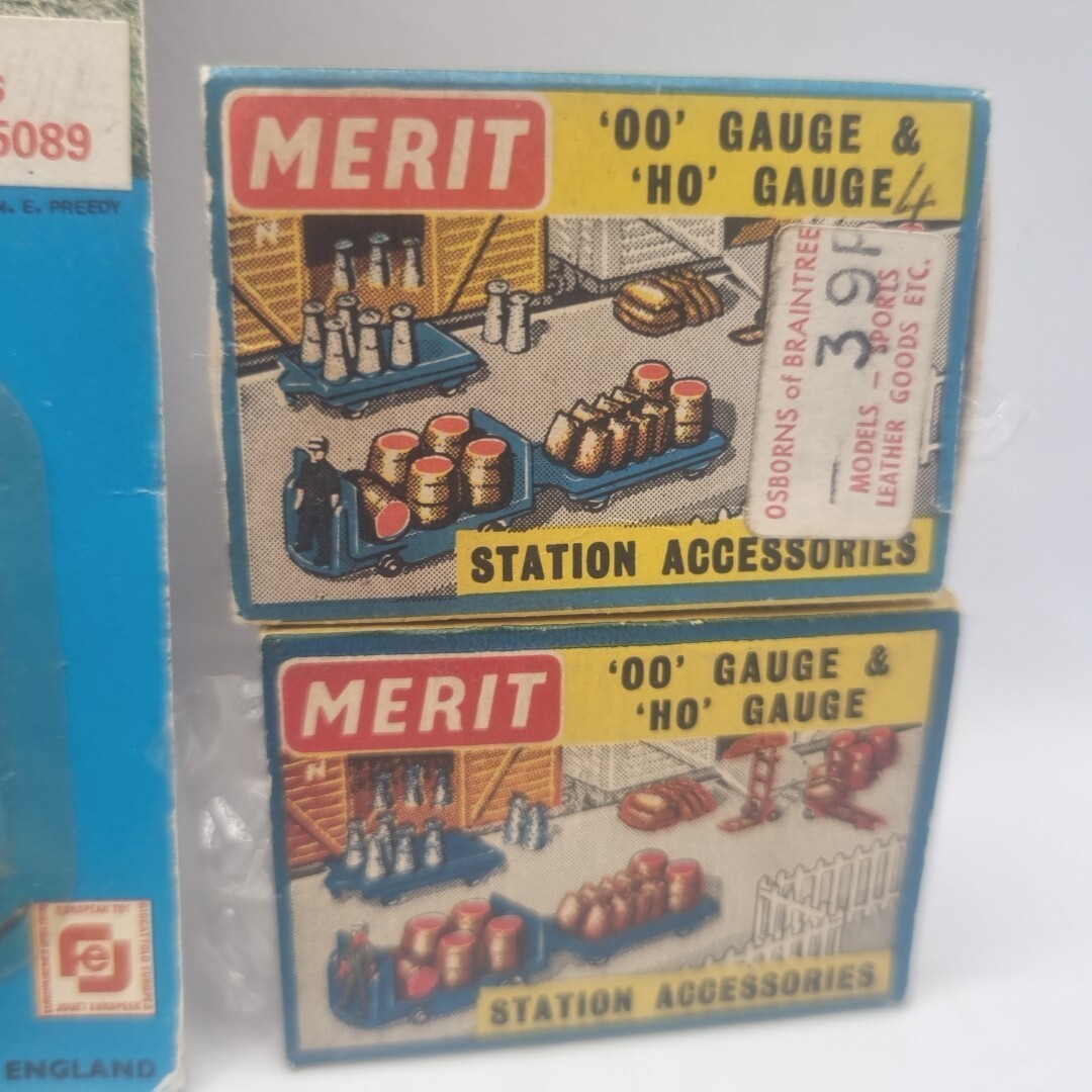 6X VINTAGE MERIT OO GAUGE STATION ACCESSORIES FIGURES & TRACKSIDE ITEMS