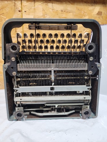 Vintage Underwood Universal Quiet Tab Portable Typewriter 1955 Manual Case Paper - Picture 11 of 24