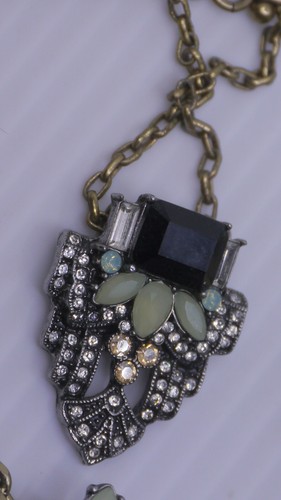 L - CHLOE & ISABEL 3-STRAND STATEMENT NECKLACE, ART DECO DESIGN - Picture 4 of 7