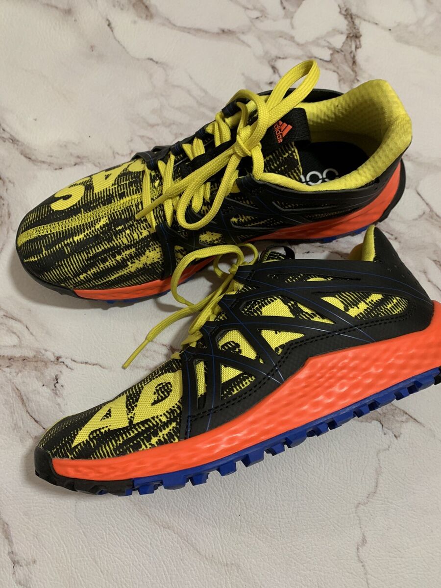 Zapatos para correr Adidas para hombre Vigor Bounce negros amarillos con cordones top bajo talla 6