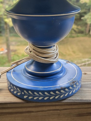 Vintage MCM Tole-ware Metal Royal Blue Table Hurricane Lamp 70s? W/ Metal Shade - Picture 2 of 10
