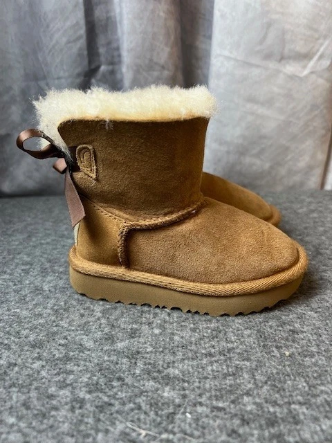 UGG Niño Pequeño Mini Bailey Gamuza Arco Castaño Botines Talla 6 Foto 3 de 4