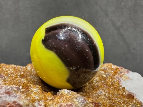 BIG Vintage Marble King Rainbow Marble - Bumblebee - .97" SHOOTER! - Picture 6 of 7