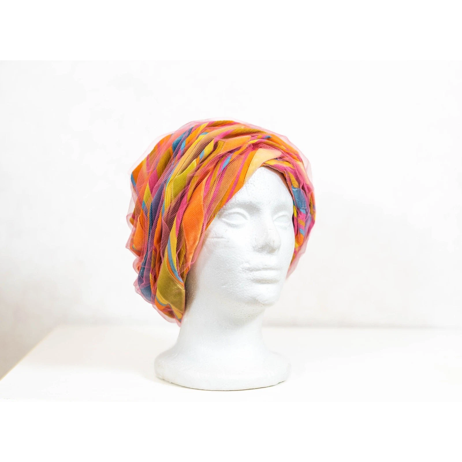 Chapeau Christian Dior vintage années 60 coloré vif, turban tulle chapeaux cloche