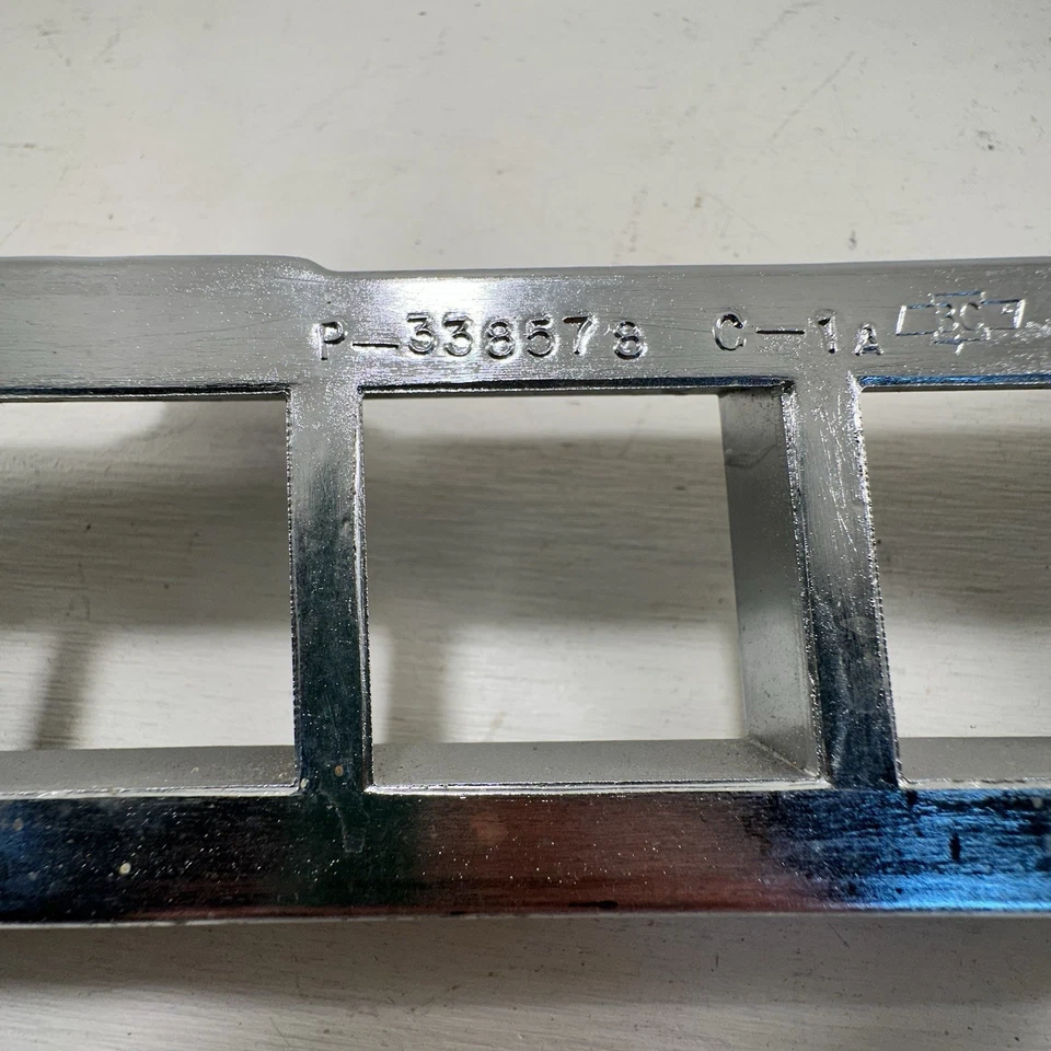 Nuevo OEM GM 338578 CHEVROLET 75 Cutlass 75-77 MONTE CARLO INSERTO PARRILLA INFERIOR Foto 4 de 4