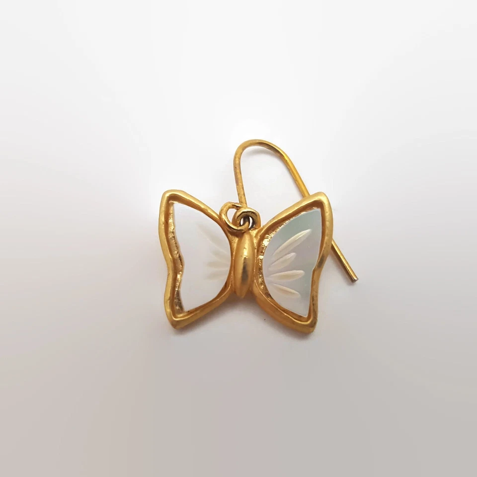 Pendientes mariposa Kenneth Cole nácar tono dorado falta cuentas Foto 3 de 3