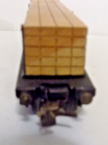 20T BOGIE TMBER WAGON WITH TIMBER LOAD OO GAUGE - EARLY MODEL PRESSED METAL MADE - Picture 4 of 6