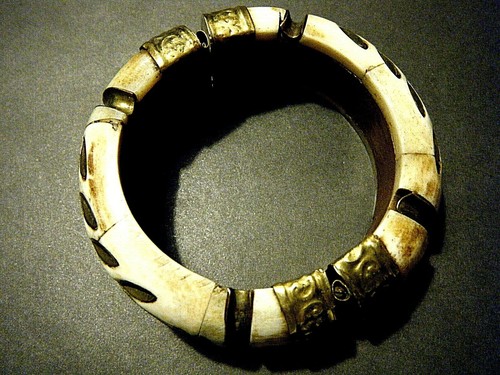Antique hinged bangle/bracelet/cuff cow bone brass inlay from India . - Picture 3 of 5
