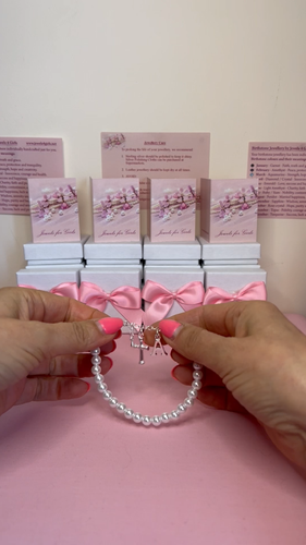 Weiß Perlenarmband Mit Brief & Kreuz Anhängern Erste Kommunion, Baptism Geschenk - Video 1 von 1