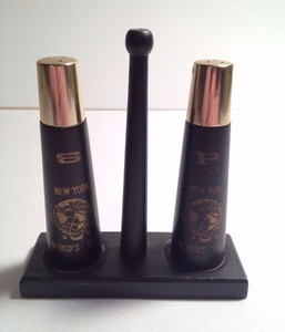 1964-1965-New-York-World-039-s-Fair-Original-Salt-and-Pepper-Shakers-with-Rack