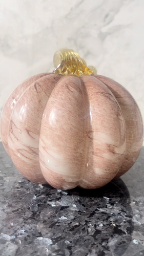 Calabaza de vidrio artesanal rosa y blanco con tallo rizado amarillo otoño decoración de Halloween - Vídeo 1 de 1