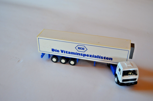 Roskopf Mercedes Kühlsattelzug weiß/blau Werbemodell "Roche Vitamin" Nr. A 564 - Bild 2 von 4