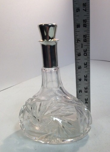 Antigua botella de jarra de licor con tapa de plata estampada de vidrio cortado con tapa de corcho - Imagen 10 de 12