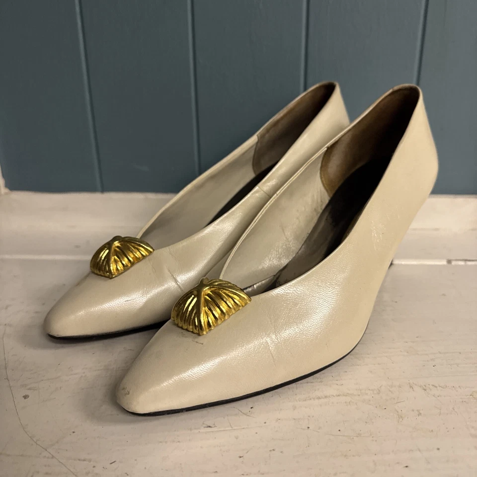 Tacones de salón vintage Valerie Stevens para mujer punta almendra marfil perla cuero 8M Foto 2 de 4