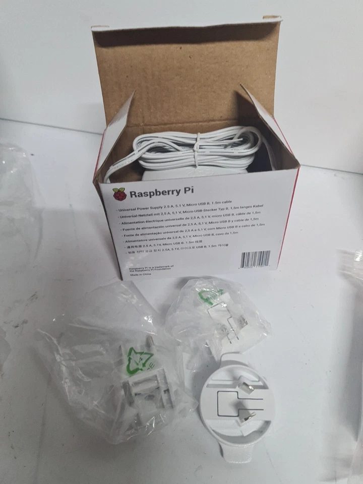 UCreate Raspberry Pi 3 Model B+ Desktop Starter Kit ( 16 GB MEMORY White)  - Image 3 of 4