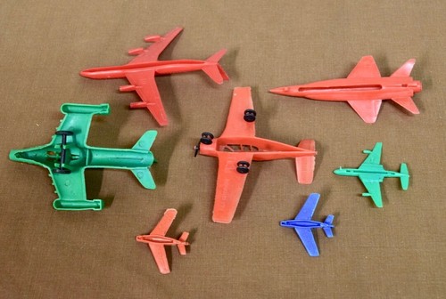 7 vintage plastic toy airplanes, 1950's-60's--see detailed descriptions - Picture 3 of 3