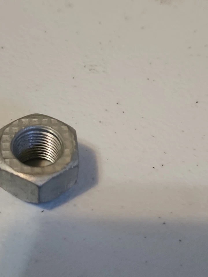 NUEVO EN STOCK AÑOS 70 TUERCA AMC ORIGINAL MOTORS PIEZA Vendido Individualmente Foto 2 de 3