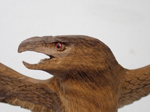 Große alte ausdrucksstarke in Holz fein geschnitzte Adlerfigur mit Glasaugen - Bild 21 von 22